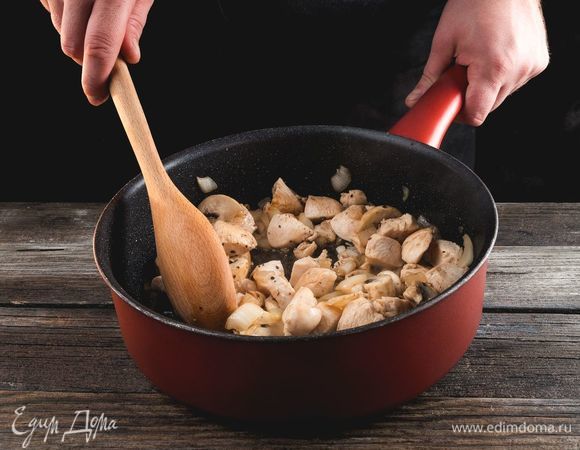 Измельчите лук, грибы и куриное мясо. Обжарьте все до золотистого цвета на растительном масле.
