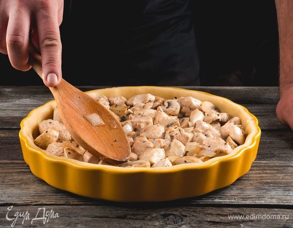 Выложите начинку в основу из песочного теста.