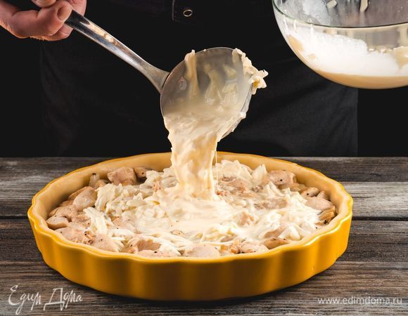 Залейте начинку смесью из сливок и яиц. Посыпьте сверху тертым сыром.