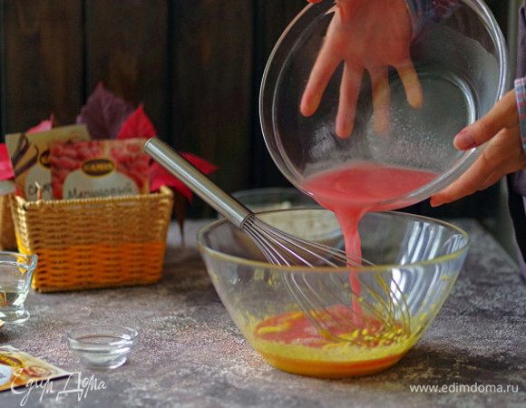 Смешайте сухой кисель Kamis с 1 ст. л. воды, добавьте к желткам вместе с растительным маслом.
