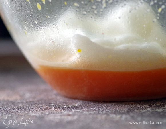 Взбейте белки в пену и выложите сверху кисельной смеси.