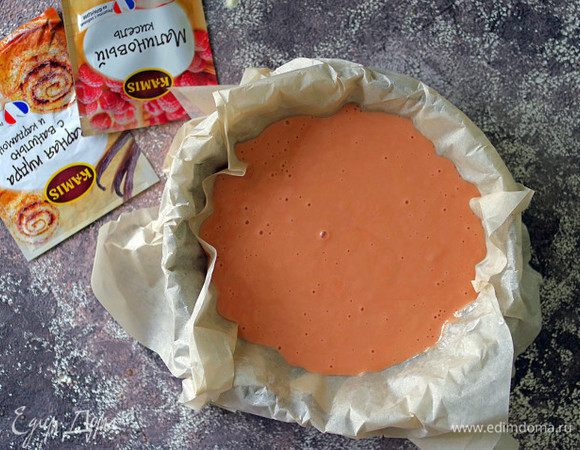 Застелите форму пергаментной бумагой, смажьте растительным маслом и выложите тесто.