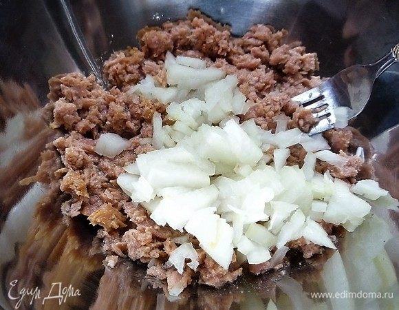 Добавляем мелконарезанный репчатый лук, перемешиваем.