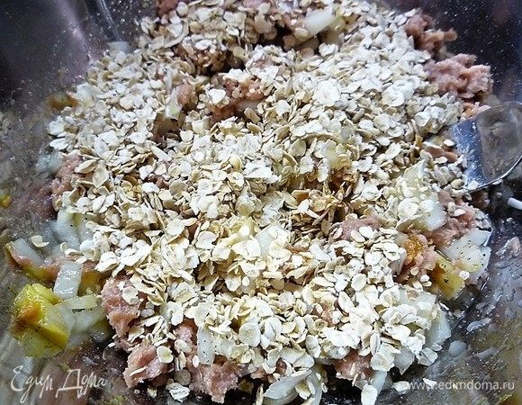 Добавляем овсяные хлопья, еще раз хорошо перемешиваем и формируем крупные шарики.