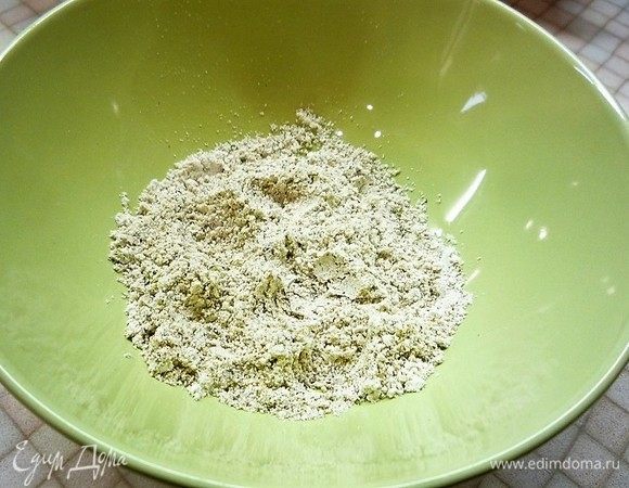 В другой чашке перемешиваем овсяную муку с приправой для рыбы. Обваливаем в получившейся смеси каждый рыбный шарик.