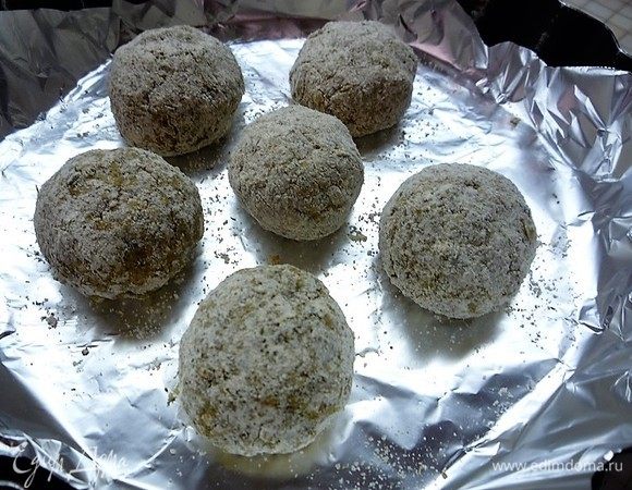 Форму для выпечки застилаем фольгой, укладываем рыбные шарики, сбрызгиваем сверху оливковым маслом и запекаем в заранее разогретой духовке при температуре 180°C 20–25 минут.