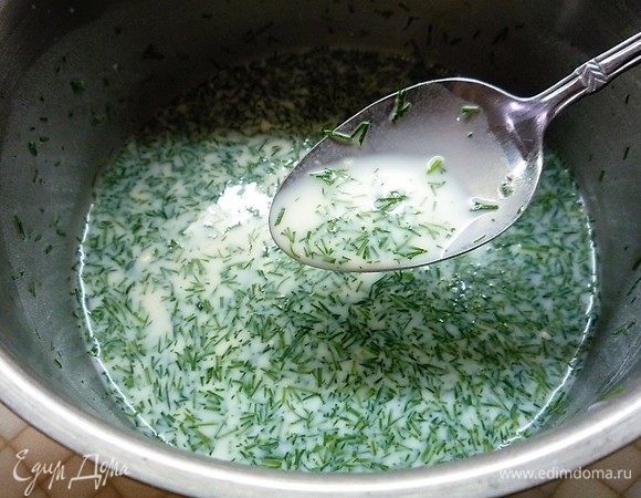 Для соуса в сотейнике смешиваем муку со сливками, добавляем мелконарезанный укроп, солим и перчим по вкусу.