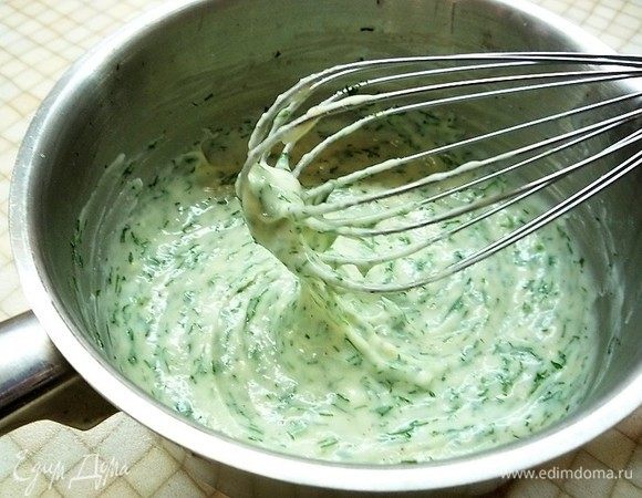 Ставим на медленный огонь и варим соус до загустения, постоянно помешивая. Густоту соуса можно корректировать добавлением сливок.
