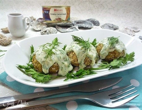 Рыбные бонбоны укладываем на сервировочное блюдо, поливаем сливочным соусом, украшаем веточками укропа и петрушки и подаем к столу. Приятного аппетита!