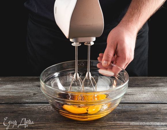 Взбейте яйца с ванильной эссенцией.