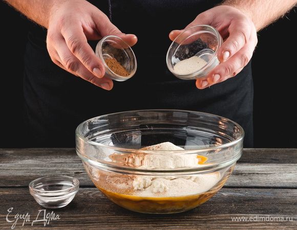 Смешайте полученную массу с творогом, манкой, сахаром, разрыхлителем, солью и корицей.