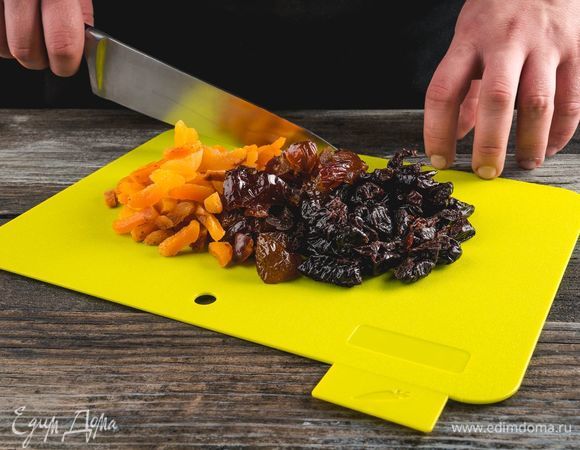 Сухофрукты нарежьте мелким кубиком, используя для этого разделочную доску Faberlic by Julia Vysotskaya.