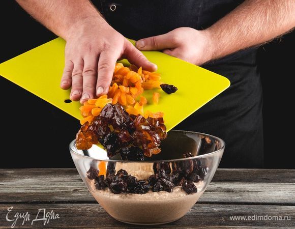 Вмешайте сухофрукты в творожную массу.