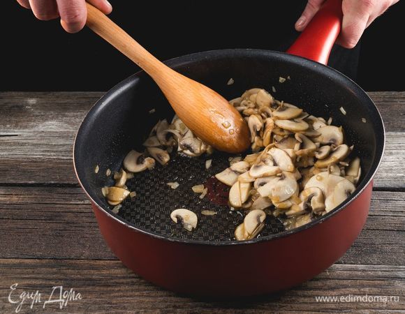 Мелко нарежьте лук и шампиньоны, обжарьте на растительном масле до золотистого цвета, посолите в конце обжарки.