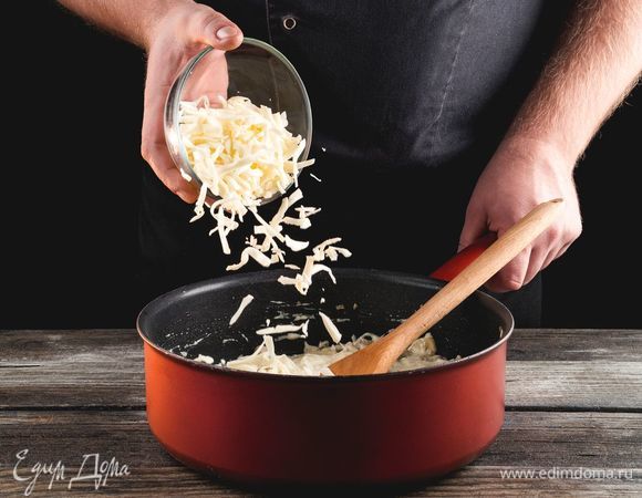 Добавьте измельченный сыр.