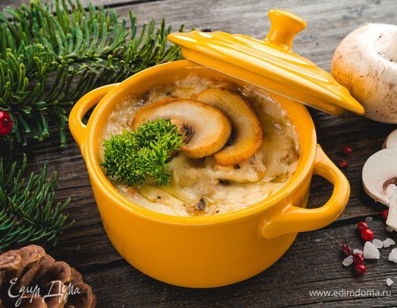 Готовьте жульен в духовке при 180°C в течение 15–20 минут.