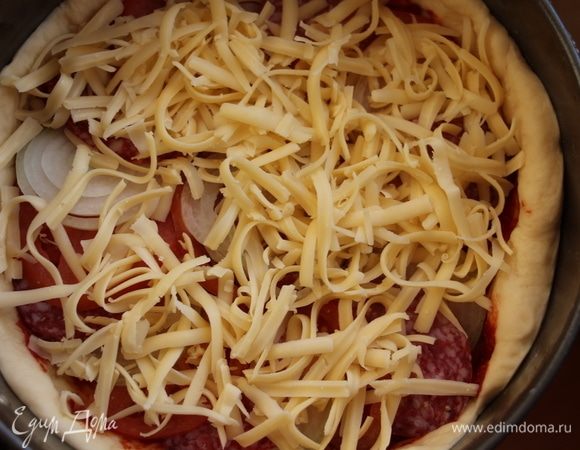 Посыпать твердым сыром.