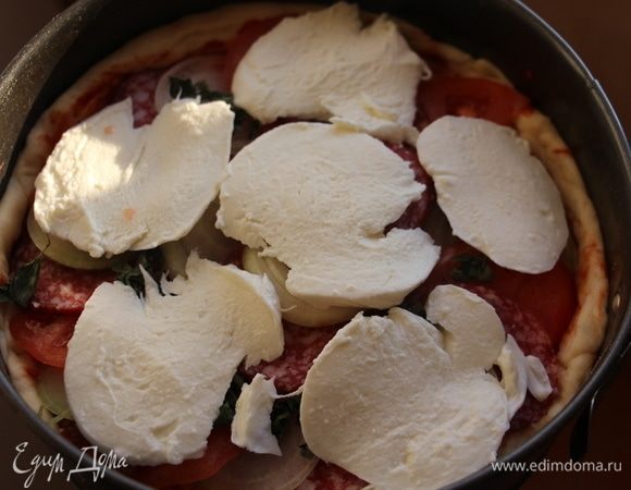 Сверху положить нарезанную на кусочки моцареллу и поставить в духовку на 30 минут для запекания.