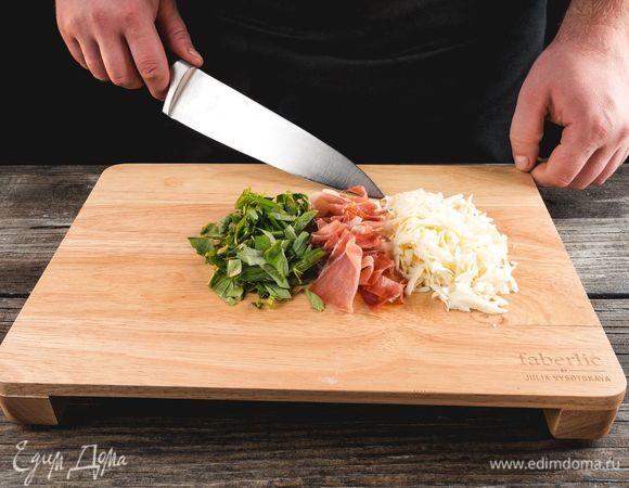 Нарежьте ветчину и базилик, используя для этого разделочную доску Faberlic by Julia Vysotskaya. На терке натрите сыр.