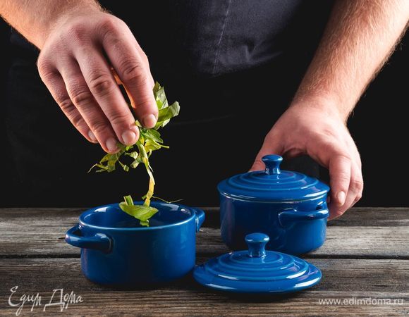 Выложите 1 ст. л. сметаны с базиликом в кокотницу Faberlic by Julia Vysotskaya.