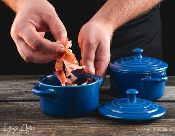 Выложите в кокотницу хамон и приправьте перцем.