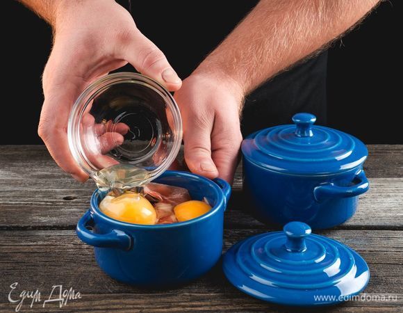 Аккуратно разбейте в кокотницу яйца, не повредив желток, посолите.