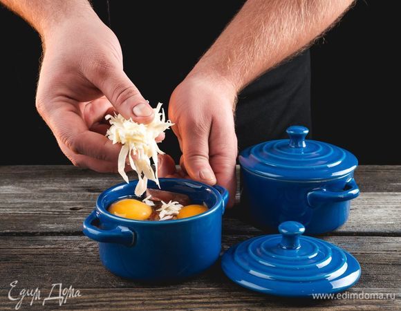 Посыпьте тертым сыром и мускатным орехом.