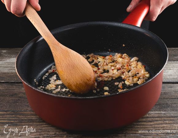 В растительном масле обжарьте все до прозрачности.