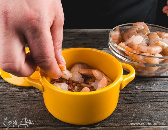 Выложите в кокотницы <span>Faberlic </span>by Julia Vysotskaya пряную луковую зажарку, сверху положите креветки, предварительно политые лимонным соком.