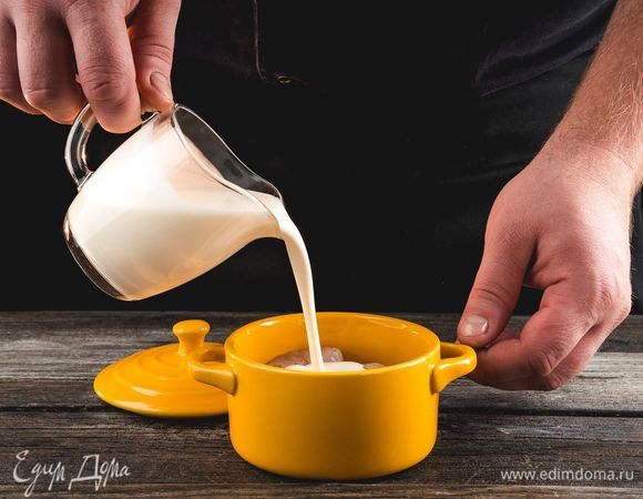 Залейте креветки сливками так, чтобы они немного их покрывали.