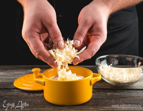 Посыпьте креветки тертым сыром.