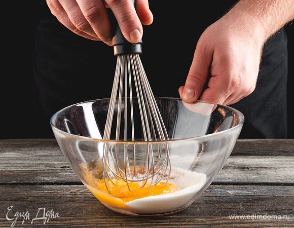 Взбейте желтки, сахар и ванильную эссенцию в светлую однородную массу.