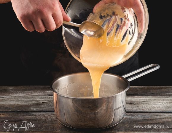 Влейте в сотейник сливки, доведите до кипения на слабом огне. Добавьте к сливкам желтки с сахаром, тщательно перемешайте.