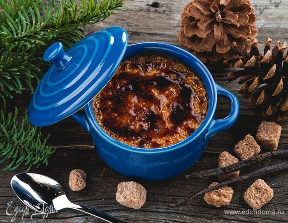 Выпекайте крем-брюле в духовке при 170°C в течение 50–60 минут. Готовый десерт остудите и посыпьте коричневым сахаром перед самой подачей.