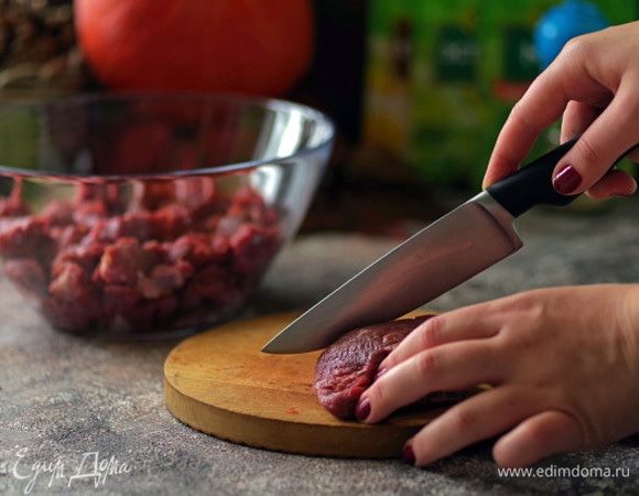 Нарежьте говядину кубиками и отварите, слив первую воду, в течение 1 часа.
