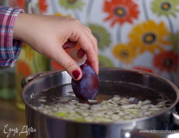Мелко порубите лук, добавьте в бульон вместе с целой сливой.