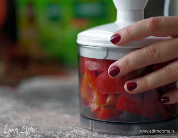 Измельчите перец и помидоры в блендере.