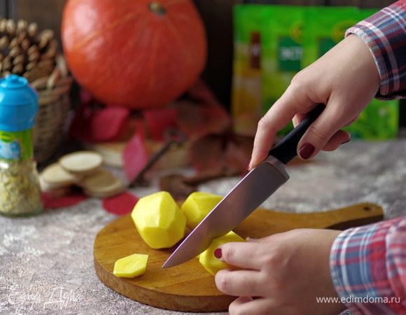 Крупно нарежьте очищенный картофель.