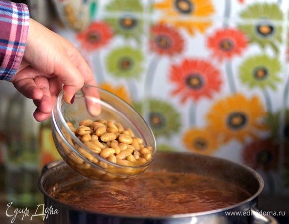 Выложите в бульон картофель, измельченные овощи и фасоль. Варите 20 минут.