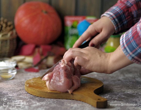 Нарежьте мясо и лук мелкими кубиками.