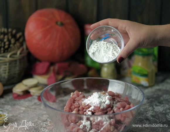 Добавьте к мясу крахмал.