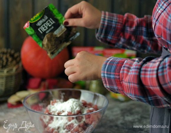 Добавьте морскую соль, черный молотый перец, орегано Kamis.