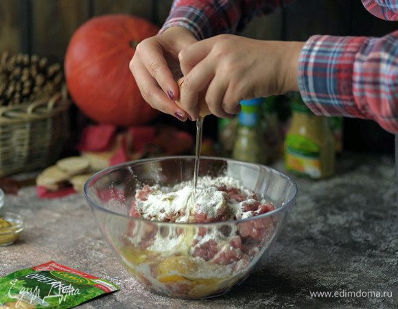 Добавьте яйца, а также сметану и русскую горчицу Kamis. Перемешайте.
