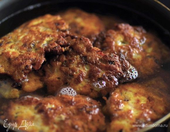 Немного отбейте получившуюся смесь. Обжарьте котлеты на растительном масле, выкладывая их на разогретую сковороду ложкой, по 5 минут с каждой стороны. Когда все котлеты будут обжарены, выложите их в глубокий сотейник и тушите все вместе еще 15 минут.