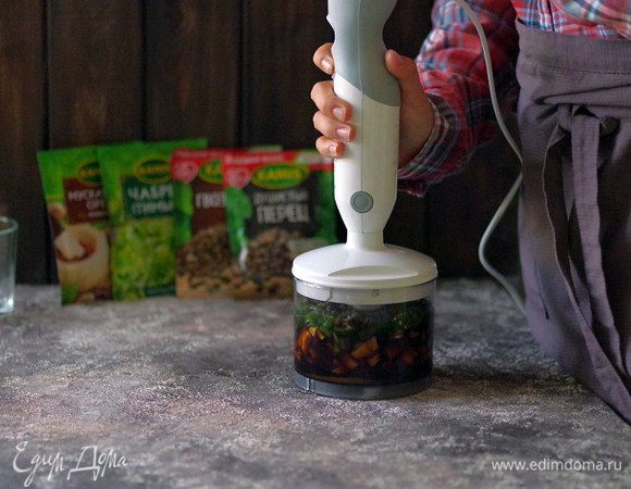 Добавьте соевый соус, уксус, растительное масло, сахар, чабрец, гвоздику, мускатный орех и душистый перец.