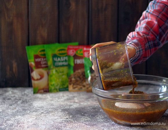 Поместите куриные бедрышки в глубокую емкость и залейте маринадом. Накройте пленкой и уберите в холодильник на 20–30 минут (по желанию).