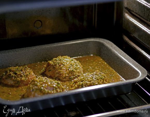 Разогрейте духовку до 180°C, выложите курочку на противень и запекайте в течение 30 минут, пока сок не станет прозрачным.