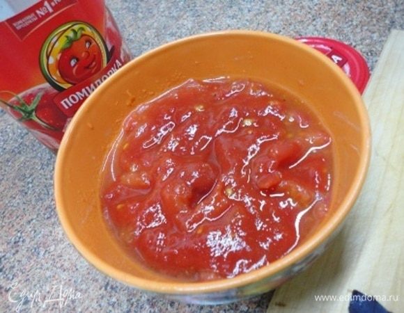 Помидоры в собственном соку ТМ «Помидорка» очистить от кожицы и порубить.