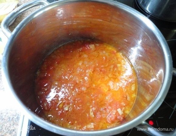 В кастрюлю с луком влить горячий куриный бульон и томаты. Довести до кипения и, убавив огонь, продолжить тушить еще 15 минут, периодически помешивая.