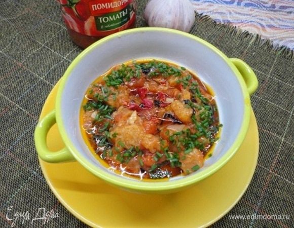 Можно подать суп с зеленью и хлопьями перца чили.